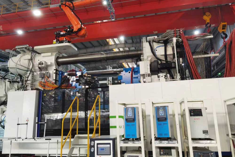 海天与安瑞光电深化合作再创新篇章 —— 国内最大垂直转盘双色机成功量产